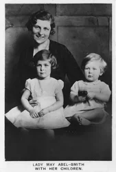 Lady May Abel-Smith avec ses enfants, 1937