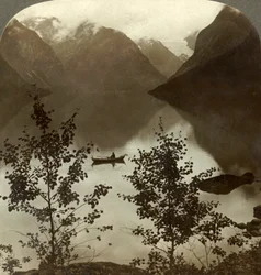 Lac Loen - alimenté par des glaciers sur ses rives montagneuses couvertes de nuages - Norvège, vers 1905