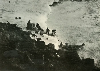 Débarquement des magasins du bateau au premier lieu de débarquement, vers 1908, 1909