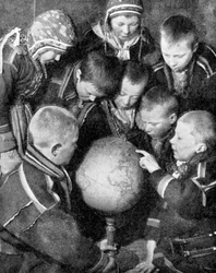 Enfants lapons regardant un globe, 1936