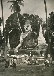 Grande statue de Bouddha sur la plateforme Shwe Dagon, Rangoon, 1900