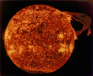 Grande protubérance solaire en lumière ultraviolette extrême, 1973
