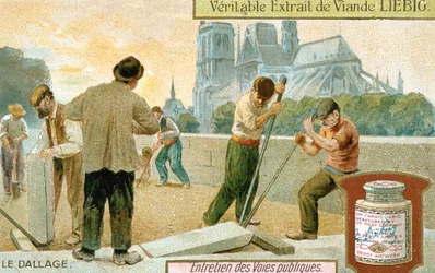 Pose de dalles de pavage dans une rue de Paris, vers 1900