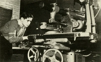 Apprenant son métier, vers 1948