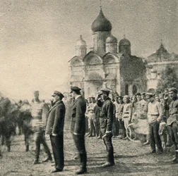 Lénine passe en revue le 11e groupe de diplômés de la première école de commandants de mitrailleuses soviétiques de Moscou