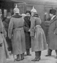 Léon Trotsky arrivant pour les négociations de paix avec les Allemands, Brest-Litovsk, 7 janvier 1918