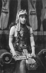 Lillie Langtry en Cléopâtre, vers 1890