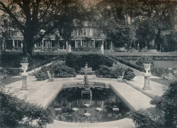 Bassin de lys et façade ouest, The Hill, Hampstead Heath, vers 1900