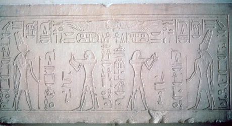 Linteau de Sésostris III représentant le pharaon faisant des offrandes au dieu Montou, 12ème dynastie