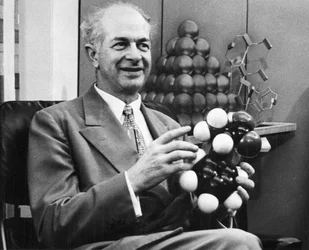 Linus Pauling, chimiste américain, vers 1954