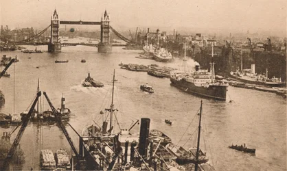 Londres - Tower Bridge et le bassin, vers 1910