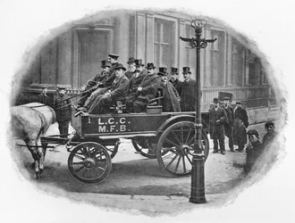 Comité des pompiers du Conseil du comté de Londres partant pour une inspection, vers 1903