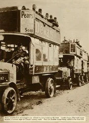 Bus londoniens transportant des troupes écossaises au front, Première Guerre mondiale, 1914, 1935