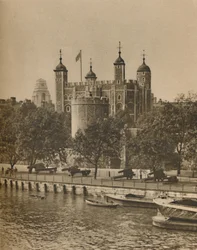 Les plus anciens et les plus récents bâtiments publics de Londres depuis Tower Bridge, c1935