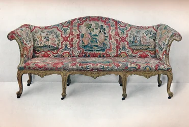 Long canapé rembourré: en forme de serpentine, sculpté et doré, vers 1750