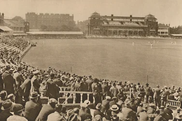 Vue vers le pavillon depuis le Mound Stand au célèbre Lords, vers 1935