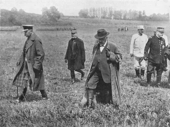 Visite de Lord Kitchener au front : Lord Kitchener, M. Millerand et le général Joffre partant après