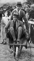 Louis Mountbatten pousse son cousin, le Prince de Galles, à un gymkhana à Malte, 1936
