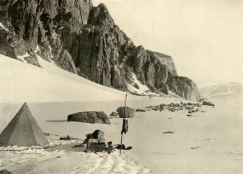 Dépôt du glacier inférieur. Les magasins étaient enterrés dans la neige, vers 1908, 1909