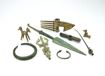 Petit pendentif oiseau de Luristan et outils assortis