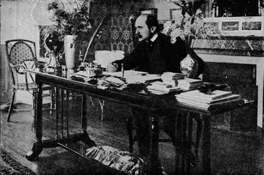 M. Rostand dans sa bibliothèque