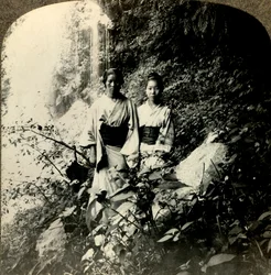 Jeunes filles du pays du soleil levant, sous les chutes d