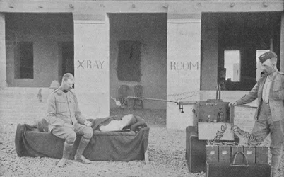 Le major Battersby et son ordonnance prenant une radiographie au Soudan, vers 1890, 1910