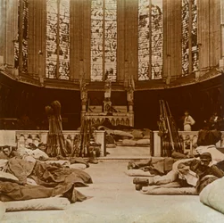 Caserne de fortune dans une église, Marne, nord de la France, 1914