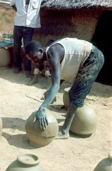 Fabrication de pots sans roue, Nigeria, vers 1966