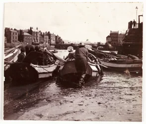 Homme lançant un bateau de pêche, port de Whitby