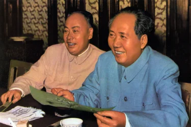 Mao Zedong et Chen Yi, dirigeants communistes chinois, vers les années 1960