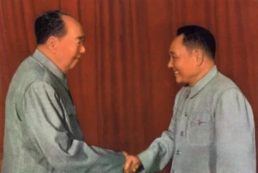 Mao Zedong et Deng Xiaoping, dirigeants communistes chinois, vers les années 1960
