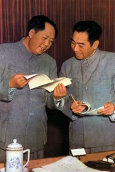 Mao Zedong et Zhou Enlai, dirigeants communistes chinois, vers les années 1950