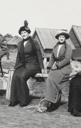 Maria Evgenyevna Golovina, secrétaire de Raspoutine à droite et Julia Alexandrovna Den, 1912-1913
