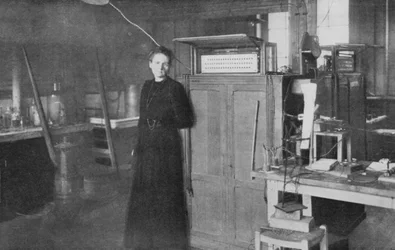 Marie Curie, physicienne franco-polonaise, dans son laboratoire