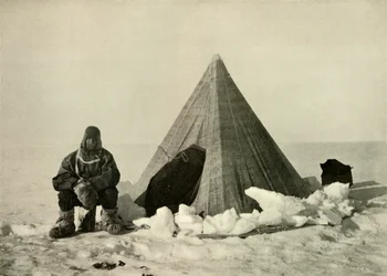 Marshall devant une tente, au camp, vers 1908, 1909