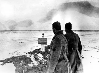 Fosse commune de soldats russes, front de Stalingrad, Russie, janvier 1943