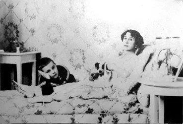 Mathilde Kschessinska, prima ballerina russe, avec son fils, Volodya, 1910