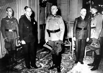 Rencontre entre officiers allemands et fonctionnaires du gouvernement de Vichy, France, 1940-1944