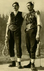 Hommes en costume traditionnel, Mühlviertel, Haute-Autriche, vers 1935