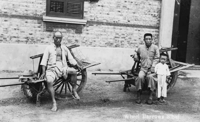 Hommes avec des brouettes, Vietnam, 20e siècle