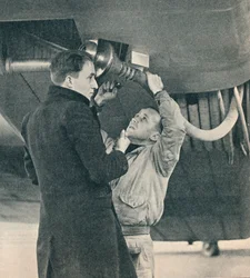 Méthode de ravitaillement en carburant des avions conçue par Sir Alan Cobham, vers 1936-1937