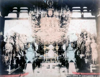 Bouddha du milieu, temple Sanjusangendo, Kyoto, Japon