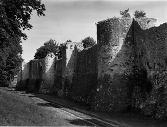 Architecture militaire : les remparts de la ville médiévale de Provins (Seine-et-Marne) construits entre le 11ème et le 13ème siècle.