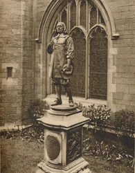 Statue de Milton devant son propre lieu de sépulture dans la ville, vers 1935