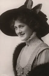 Mademoiselle Phyllis Dare, 1890-1975, vers 1930