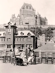 Mlle Simpson et Jeane sur le pont du bateau à vapeur, île d
