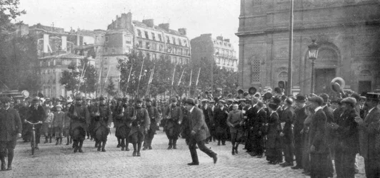 Troupes françaises mobilisées marchant à Paris, France, août 1914