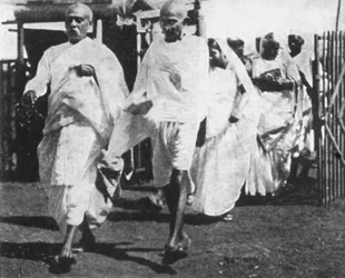 Mohandas Gandhi, dirigeant nationaliste indien, en route pour le Congrès, 1932