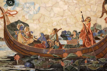 Mosaïque représentant le dieu hindou Krishna avec des gopis dans un bateau. Inde